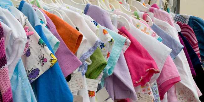 Jouets, vêtements : acheter des articles d'occasion pour son bébé ?