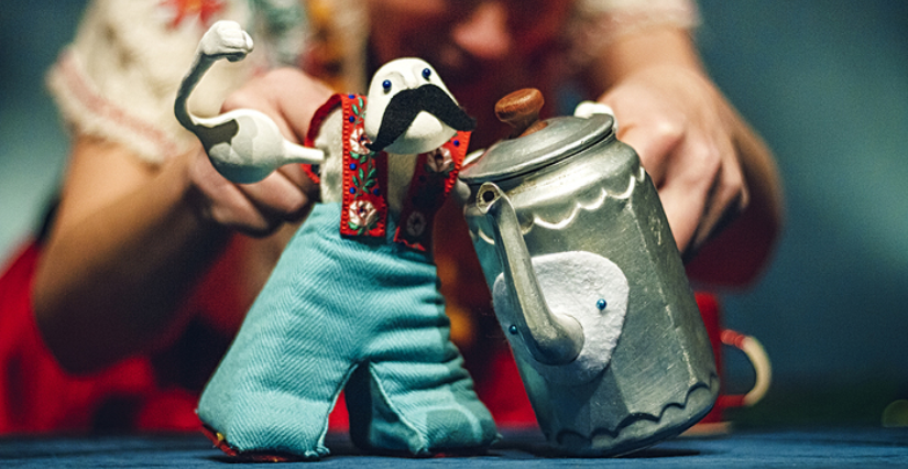 Spectacle de Cirque de valise slave "Minus Circus" à Mozaïc, jardin des cultures